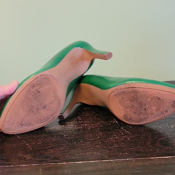 Nine West Green Heels with Sleek Pointed Toe - Picture 4 of 4